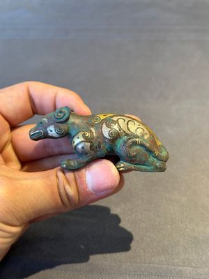 A rare Chinese gold and silver-inlaid bronze paperweight in the shape of a tapir '貘', Warring States period — photo 2