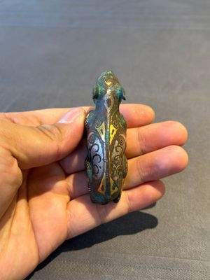 A rare Chinese gold and silver-inlaid bronze paperweight in the shape of a tapir '貘', Warring States period — photo 3