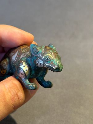 A rare Chinese gold and silver-inlaid bronze paperweight in the shape of a tapir '貘', Warring States period — photo 5