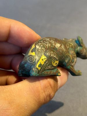 A rare Chinese gold and silver-inlaid bronze paperweight in the shape of a tapir '貘', Warring States period — photo 7