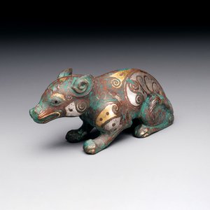 A rare Chinese gold and silver-inlaid bronze paperweight in the shape of a tapir '貘', Warring States period — photo 1