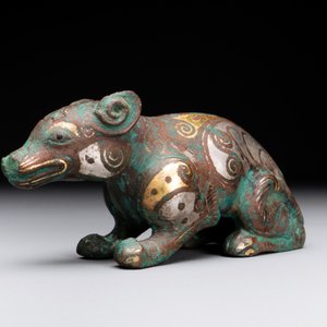 A rare Chinese gold and silver-inlaid bronze paperweight in the shape of a tapir '貘', Warring States period — photo 2