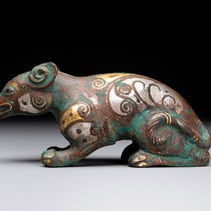 A rare Chinese gold and silver-inlaid bronze paperweight in the shape of a tapir '貘', Warring States period — photo 3