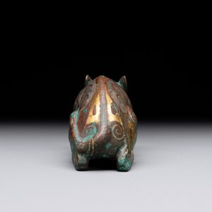 A rare Chinese gold and silver-inlaid bronze paperweight in the shape of a tapir '貘', Warring States period — photo 4