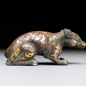 A rare Chinese gold and silver-inlaid bronze paperweight in the shape of a tapir '貘', Warring States period — photo 5