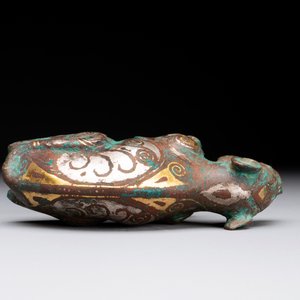 A rare Chinese gold and silver-inlaid bronze paperweight in the shape of a tapir '貘', Warring States period — photo 7