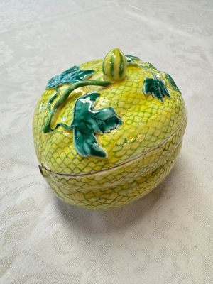 A rare Chinese green-enamelled yellow-ground 'Melon' tureen and cover, 18/19th C. — foto 1