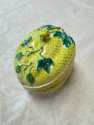 A rare Chinese green-enamelled yellow-ground 'Melon' tureen and cover, 18/19th C. — foto 3