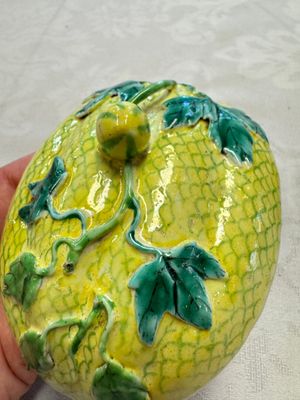 A rare Chinese green-enamelled yellow-ground 'Melon' tureen and cover, 18/19th C. — foto 9