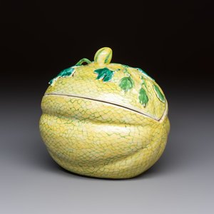 A rare Chinese green-enamelled yellow-ground 'Melon' tureen and cover, 18/19th C. — foto 1
