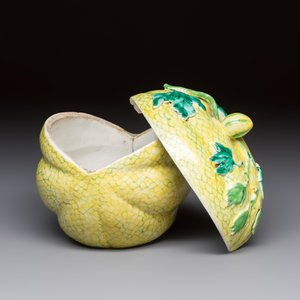 A rare Chinese green-enamelled yellow-ground 'Melon' tureen and cover, 18/19th C. — foto 2