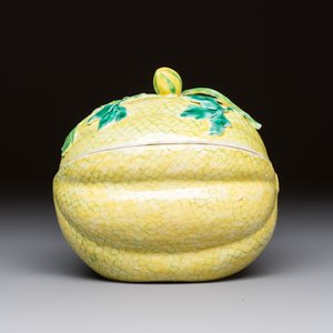 A rare Chinese green-enamelled yellow-ground 'Melon' tureen and cover, 18/19th C. — foto 3