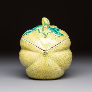 A rare Chinese green-enamelled yellow-ground 'Melon' tureen and cover, 18/19th C. — foto 4