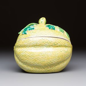 A rare Chinese green-enamelled yellow-ground 'Melon' tureen and cover, 18/19th C. — foto 5