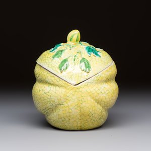 A rare Chinese green-enamelled yellow-ground 'Melon' tureen and cover, 18/19th C. — foto 6
