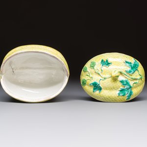 A rare Chinese green-enamelled yellow-ground 'Melon' tureen and cover, 18/19th C. — foto 7