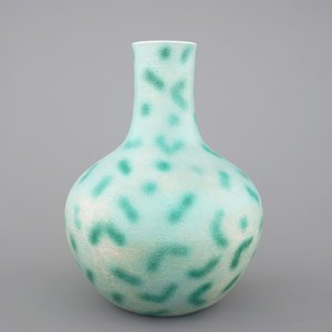 A rare Chinese green-spotted porcelain tianqu ping vase with anhua design of fighting dragons, 19th C. — 照片 1