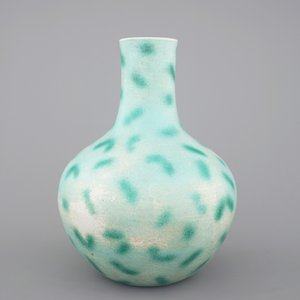 A rare Chinese green-spotted porcelain tianqu ping vase with anhua design of fighting dragons, 19th C. — 照片 2
