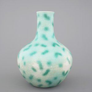 A rare Chinese green-spotted porcelain tianqu ping vase with anhua design of fighting dragons, 19th C. — 照片 3