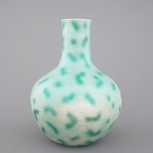 A rare Chinese green-spotted porcelain tianqu ping vase with anhua design of fighting dragons, 19th C. — 照片 5