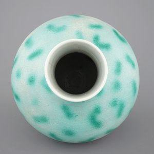 A rare Chinese green-spotted porcelain tianqu ping vase with anhua design of fighting dragons, 19th C. — 照片 6