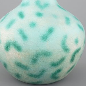 A rare Chinese green-spotted porcelain tianqu ping vase with anhua design of fighting dragons, 19th C. — 照片 7