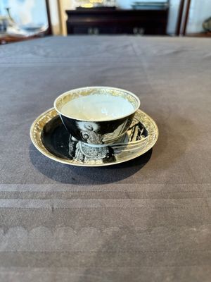 A rare Chinese grisaille and gilt cup and saucer with Ignatius of Loyola, Qianlong — 照片 1