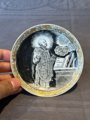 A rare Chinese grisaille and gilt cup and saucer with Ignatius of Loyola, Qianlong — 照片 2