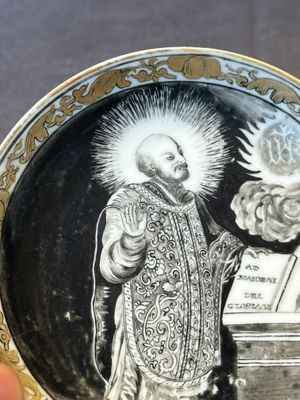 A rare Chinese grisaille and gilt cup and saucer with Ignatius of Loyola, Qianlong — 照片 3