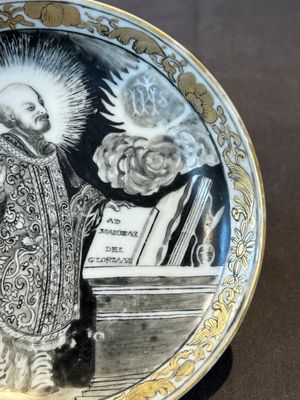 A rare Chinese grisaille and gilt cup and saucer with Ignatius of Loyola, Qianlong — 照片 4