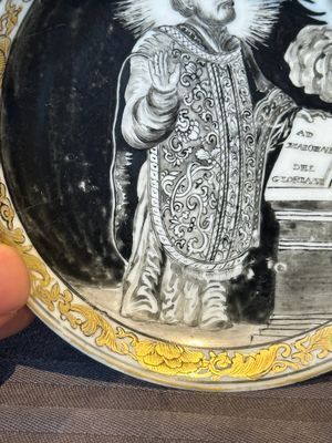 A rare Chinese grisaille and gilt cup and saucer with Ignatius of Loyola, Qianlong — 照片 5