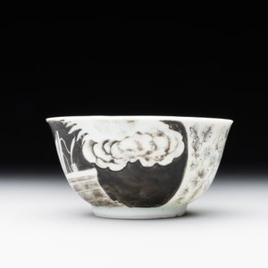 A rare Chinese grisaille and gilt cup and saucer with Ignatius of Loyola, Qianlong — 照片 5