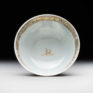 A rare Chinese grisaille and gilt cup and saucer with Ignatius of Loyola, Qianlong — 照片 8
