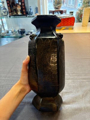 A rare Chinese hexagonal archaistic bronze vase with flame design, Song/Yuan — 照片 1