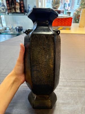 A rare Chinese hexagonal archaistic bronze vase with flame design, Song/Yuan — 照片 5