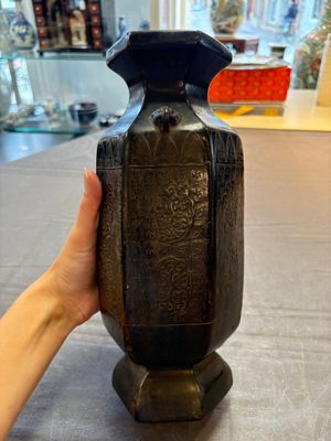 A rare Chinese hexagonal archaistic bronze vase with flame design, Song/Yuan — 照片 6
