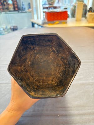 A rare Chinese hexagonal archaistic bronze vase with flame design, Song/Yuan — 照片 8