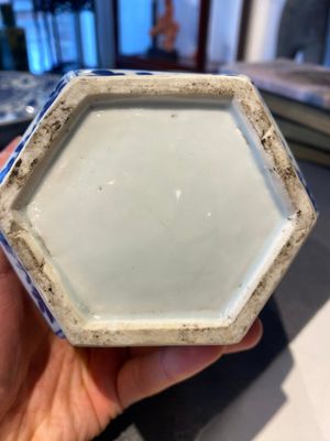 A rare Chinese hexagonal blue and white kendi and cover, Kangxi — photo 12