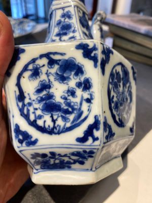 A rare Chinese hexagonal blue and white kendi and cover, Kangxi — photo 14