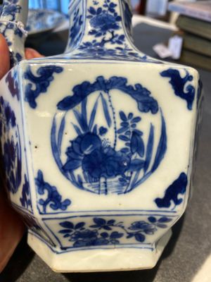 A rare Chinese hexagonal blue and white kendi and cover, Kangxi — photo 16