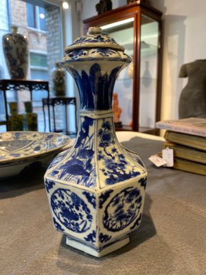 A rare Chinese hexagonal blue and white kendi and cover, Kangxi — photo 4