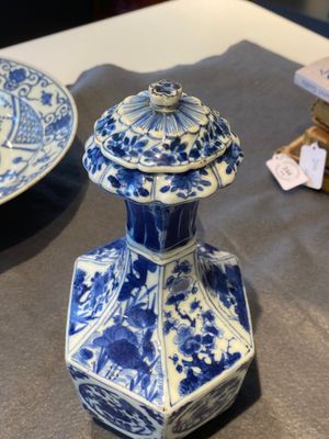 A rare Chinese hexagonal blue and white kendi and cover, Kangxi — photo 5