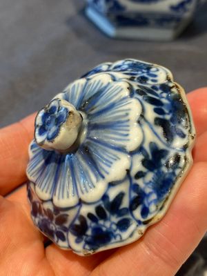 A rare Chinese hexagonal blue and white kendi and cover, Kangxi — photo 7