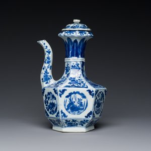 A rare Chinese hexagonal blue and white kendi and cover, Kangxi — photo 2