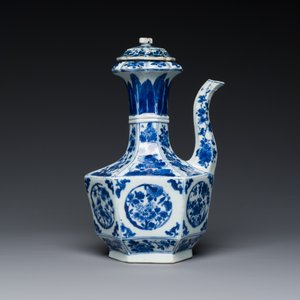A rare Chinese hexagonal blue and white kendi and cover, Kangxi — photo 4