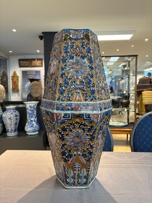 A rare Chinese hexagonal copper-red, blue and white brown-ground vase, 19th C. — foto 1