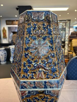A rare Chinese hexagonal copper-red, blue and white brown-ground vase, 19th C. — foto 11