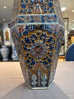 A rare Chinese hexagonal copper-red, blue and white brown-ground vase, 19th C. — foto 12