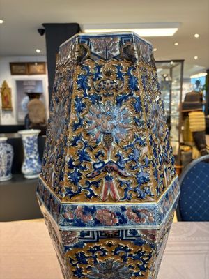 A rare Chinese hexagonal copper-red, blue and white brown-ground vase, 19th C. — foto 13