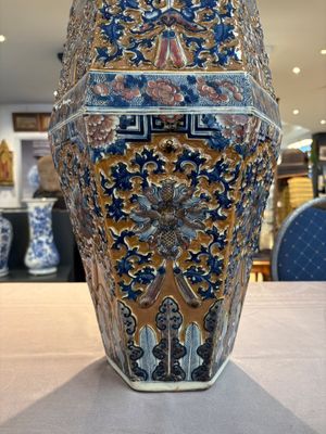 A rare Chinese hexagonal copper-red, blue and white brown-ground vase, 19th C. — foto 14